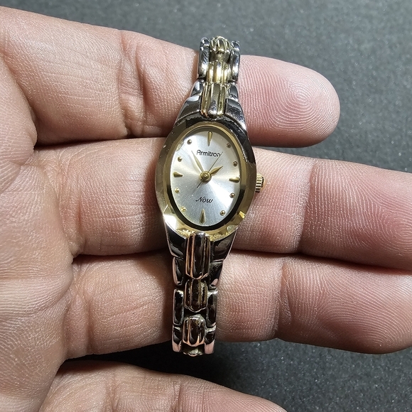 Armitron Now Ladies Quartz Watch Oval Shaped Silver Gold Tone Working 75/3313TT - Picture 1 of 10